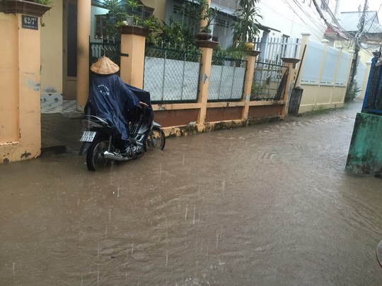 Mỹ[-]Tho:[-]Mưa[-]suốt[-]2[-]giờ,[-]đường[-]thành[-]sông